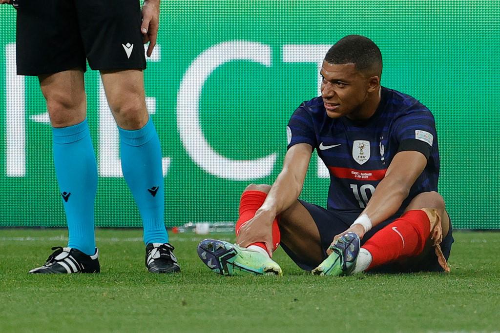 Kylian Mbappé se marchó lesionado.