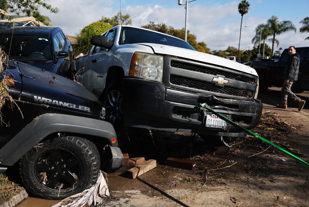 Tormenta repentina inunda San Diego, California; se lleva carros y casas