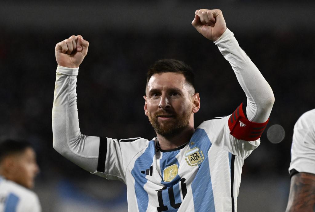 Messi viaja con Argentina rumbo a Bolivia pero no es segura su titularidad.