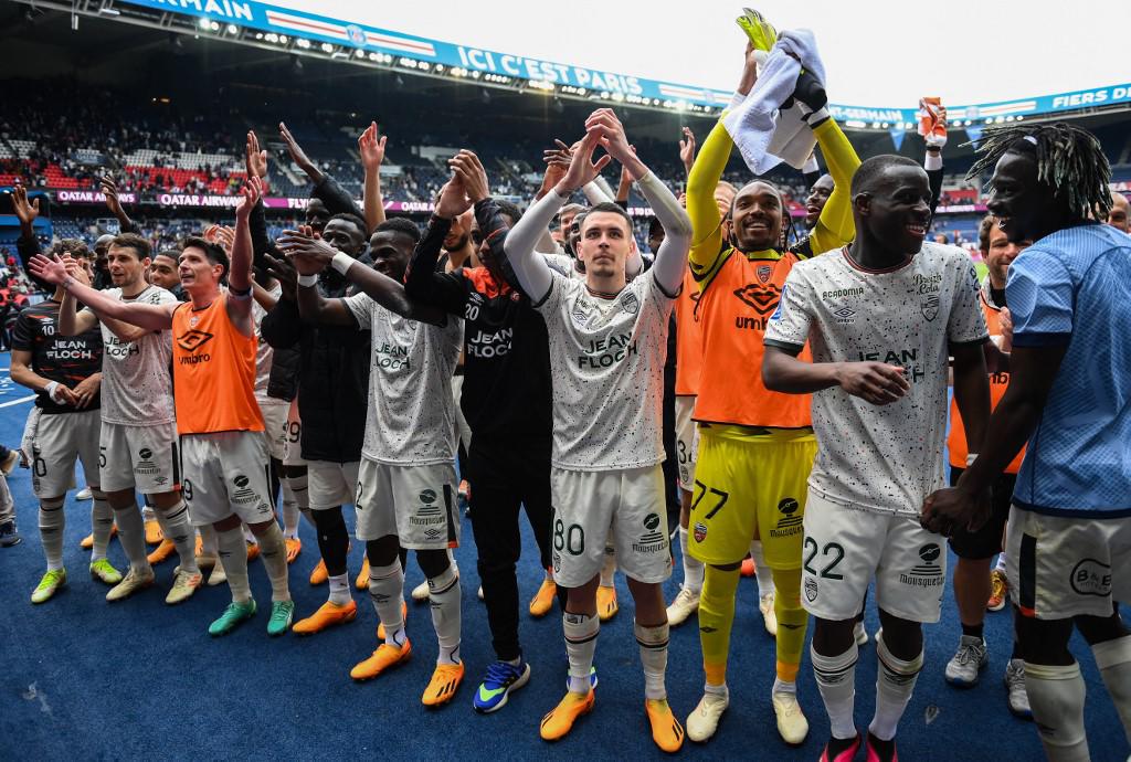 La plantilla del Lorient celebró a lo grande su histórica victoria en el campo del PSG.
