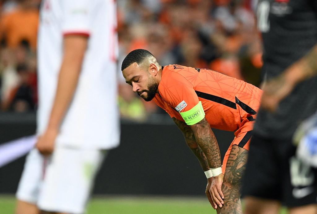 El lamento de Memphis Depay tras fallar su penal.
