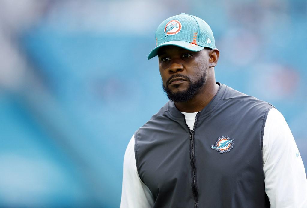 Hondureño Brian Flores es despedido por los Miami Dolphins