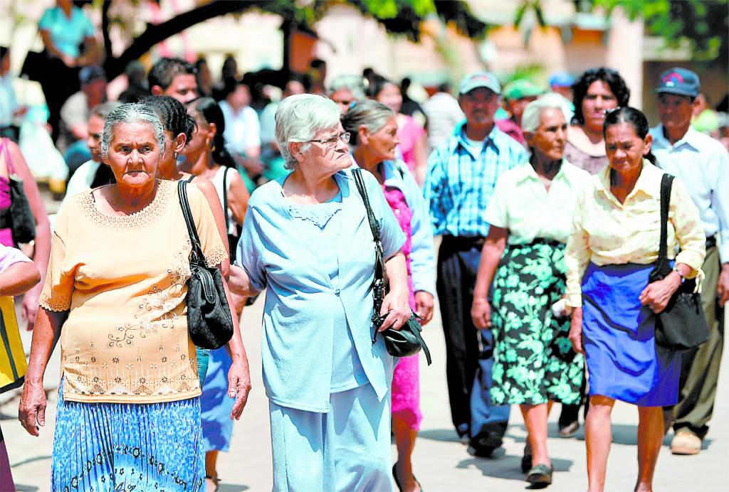 Adultos mayores ahora están exentos del pago por servicios bancarios