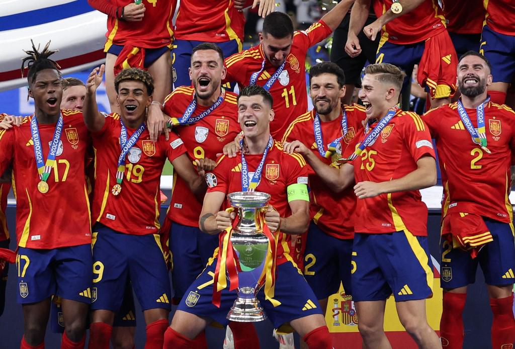 Álvaro Morata se encargó de alzar el trofeo.