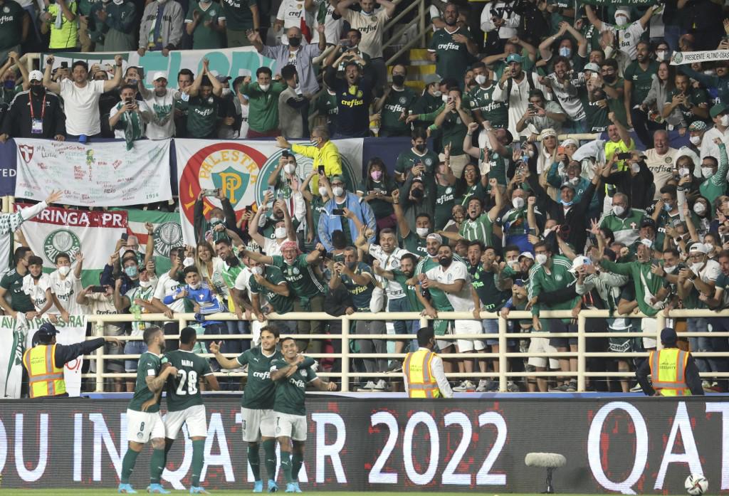 La plantilla del Palmeiras celebró con los aficionados que hicieron el viaje hacia Emiratos Árabes Unidos.