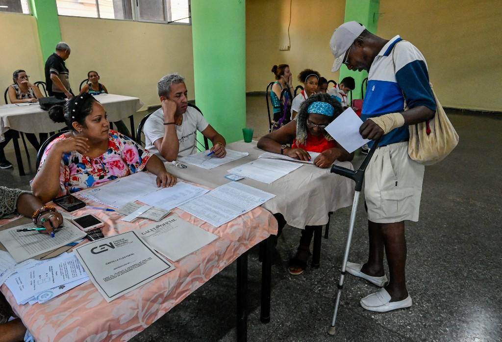 Cubanos votan en referendo sobre matrimonio gay
