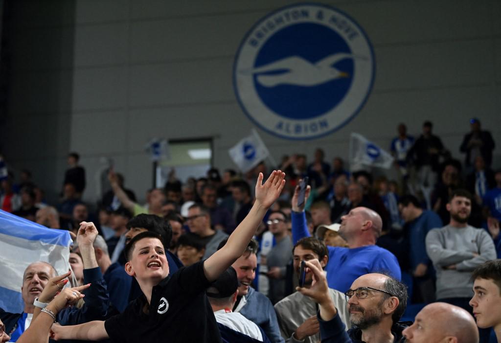 Aficionados del Brighton celebraron el pase a la Europa League logrado por su club.