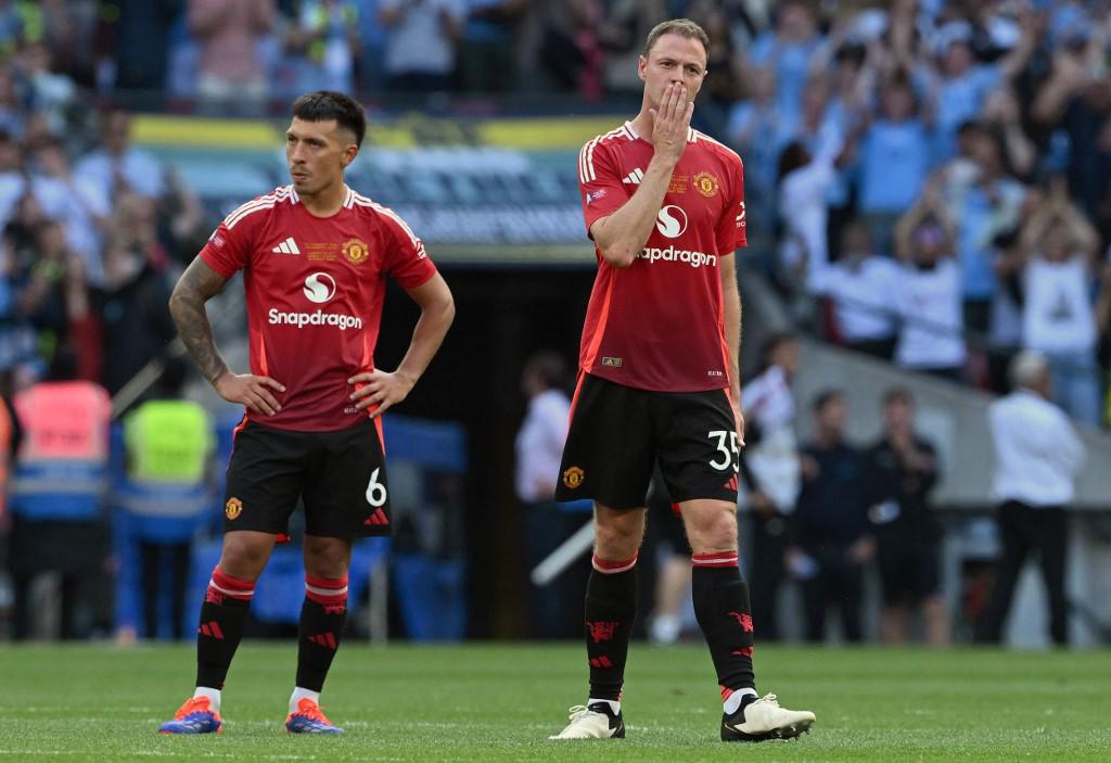 Jonny Evans falló en la tanda de penales y Manchester United perdió la final.