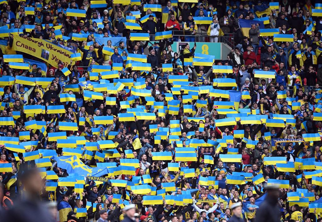 Banderas ucranianas en Wembley como homenaje tras la guerra sufrida ante Rusia.