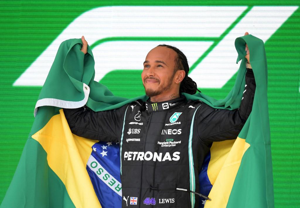 Lewis Hamilton posó con la bandera de Brasil como agradecimiento por el apoyo recibido por parte de los brasileños.