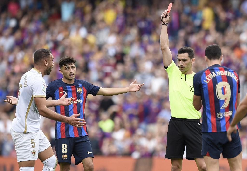El defensor Gonzalo Caicedo Verdú fue expulsado tras una falta sobre Lewandowski.