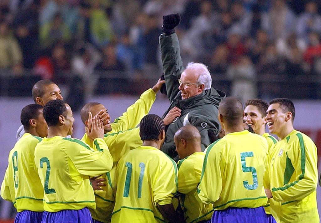 Mario Zagallo recibiendo un homenaje por seleccionados de Brasil en el 2002.
