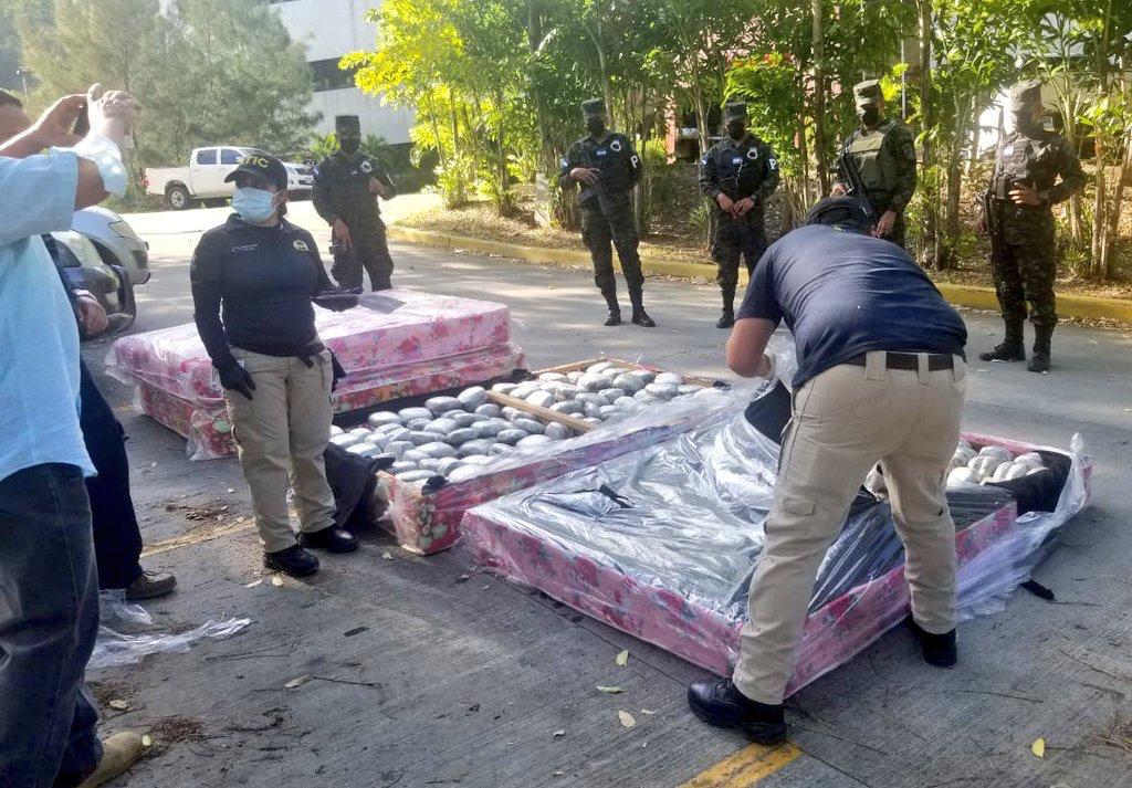 Incautan cargamento de droga escondida en camas en Santa Rita