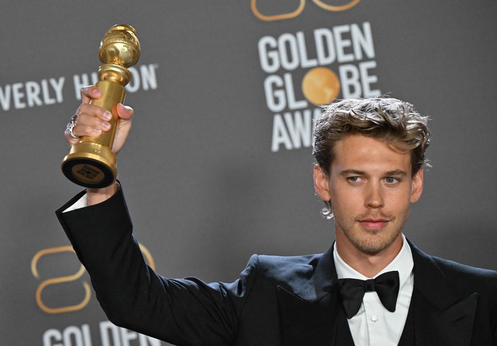 Austin Butler, ganador del premio a mejor actor de drama por su papel en Elvis”.