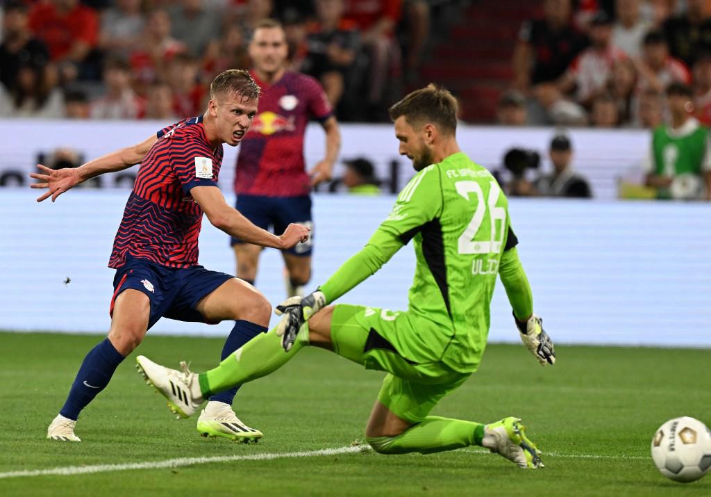 El volante español Dani Olmo fue la figura en la final de la Supercopa de Alemania al marcar un hat-trick.