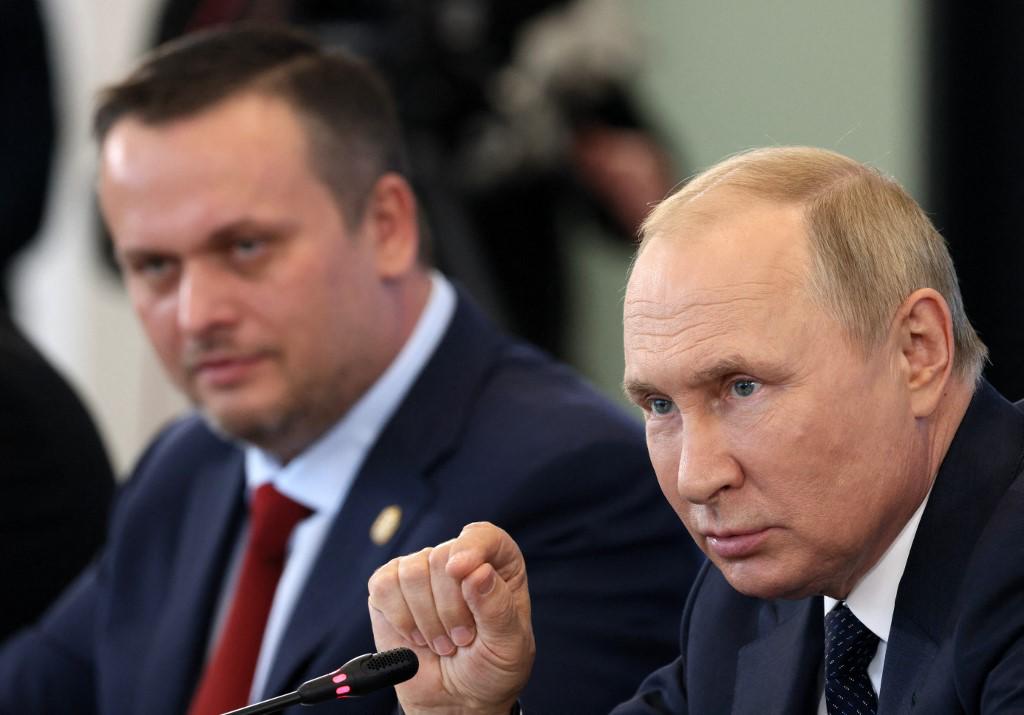 Putin sustituye a general mientras siguen referendos