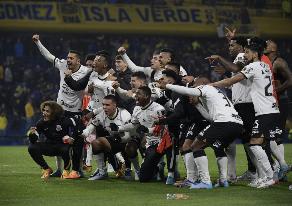 La plantilla del Corinthians festejó en la cancha de Boca el pase a la siguiente ronda de la Copa Libertadores.