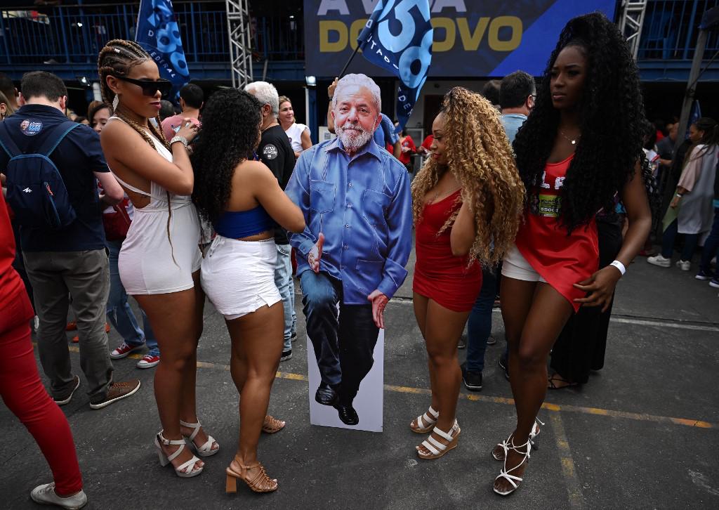Lula aumenta ventaja en sondeo a seis días de elecciones de Brasil