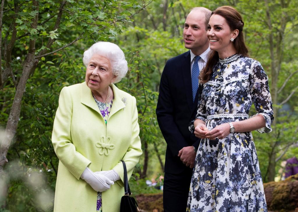 La británica Catherine, duquesa de Cambridge muestra a la reina Isabel II de Gran Bretaña y al príncipe Guillermo, duque de Cambridge, alrededor del jardín ‘Back to Nature Garden’, que ella diseñó junto con Andree Davies y Adam White.