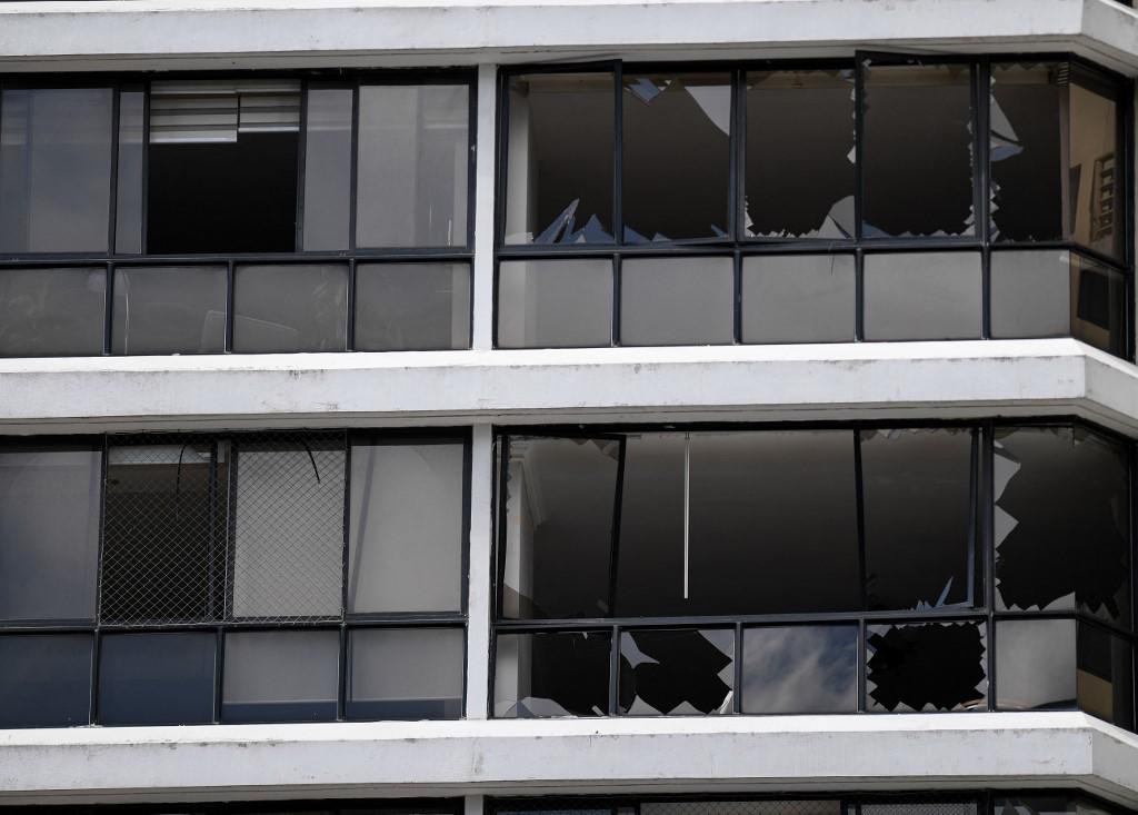 Imagen de vidrios rotos tras una explosión en el edificio Urbania, en Ciudad de Panamá.