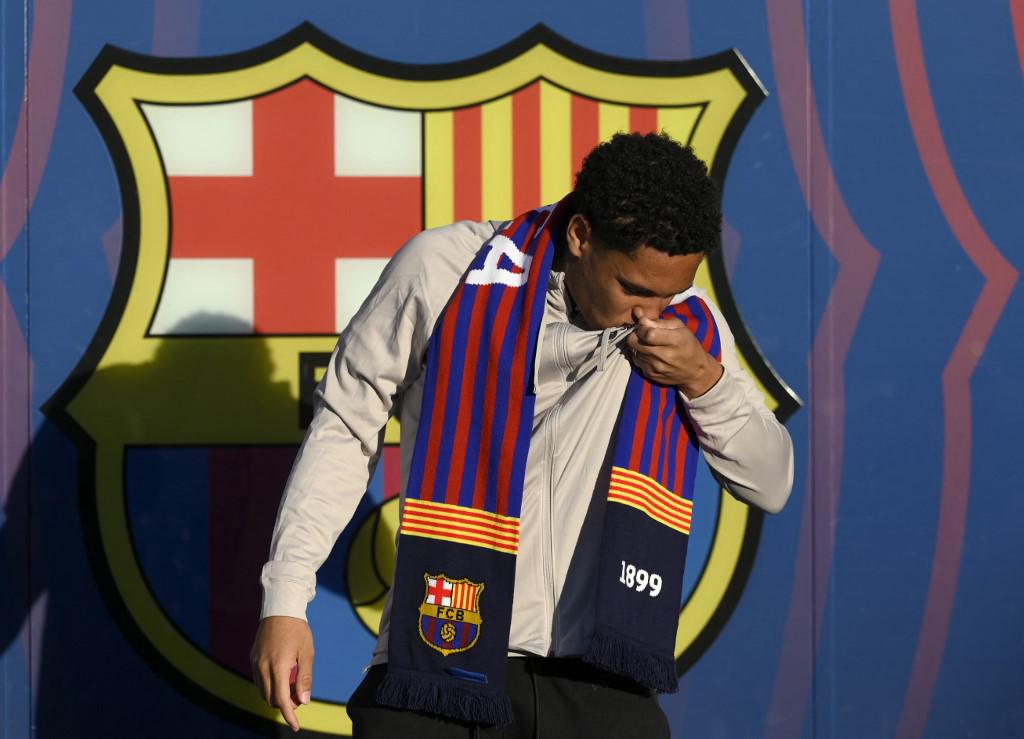 Vitor Hugo Roque Ferreira besando el escudo del FC Barcelona durante su presentación.