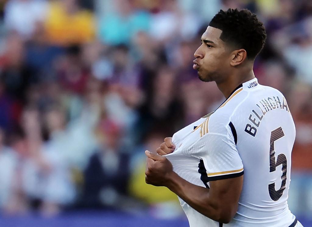 Jude Bellingham celebró su golazo mostrando el escudo del Real Madrid.