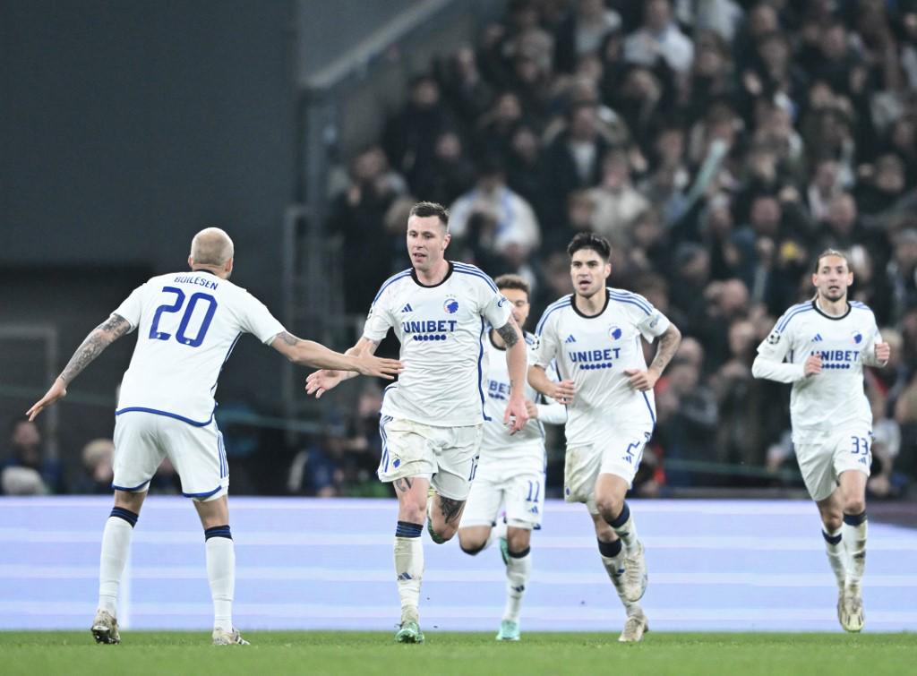Lukas Lerager celebrando el que anotó en el Copenhague vs Manchester United por la jornada 4 de la Liga de Campeones de Europa.