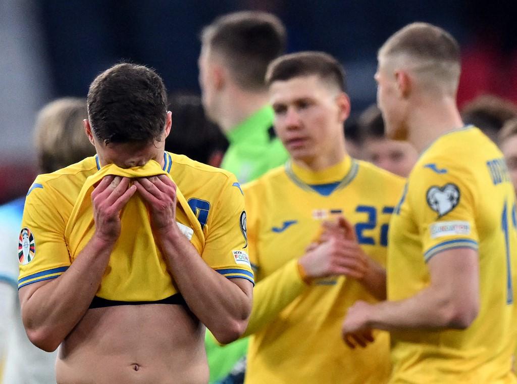 Conmovedor: Jugadores de Ucrania no pudieron evitar las lágrimas tras el homenaje que le realizaron los ingleses.