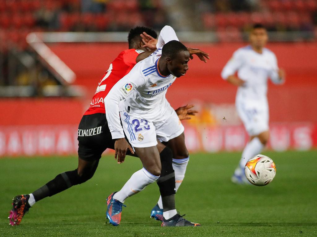 Mendy es titular en la banda izquierda del Real Madrid. Hoy se conoció que no estará en el duelo ante Barcelona. Foto AFP.