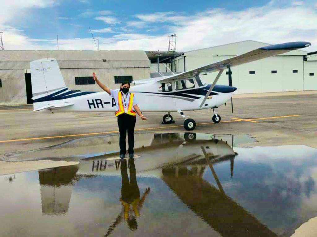 A sus 21 años es la piloto más joven y sueña con hacer vuelos internacionales