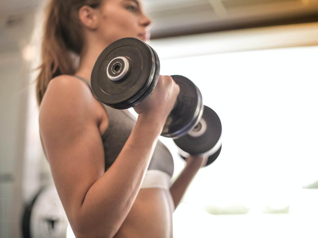 Algunos ejercicios indispensables para adelgazar los brazos