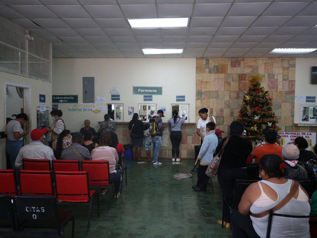 $!El hospital Mario Mendoza atiende con normalidad, mientras que problemas críticos invaden su interior.