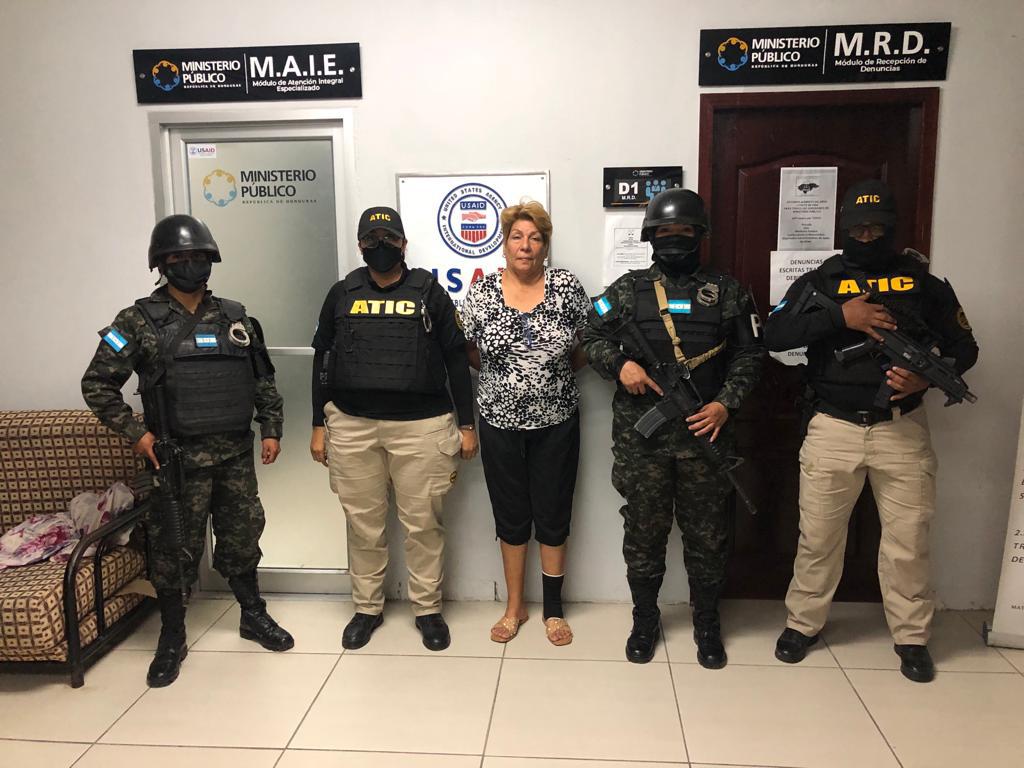 Usaba su negocio de bebidas alcohólicas para explotar a empleadas