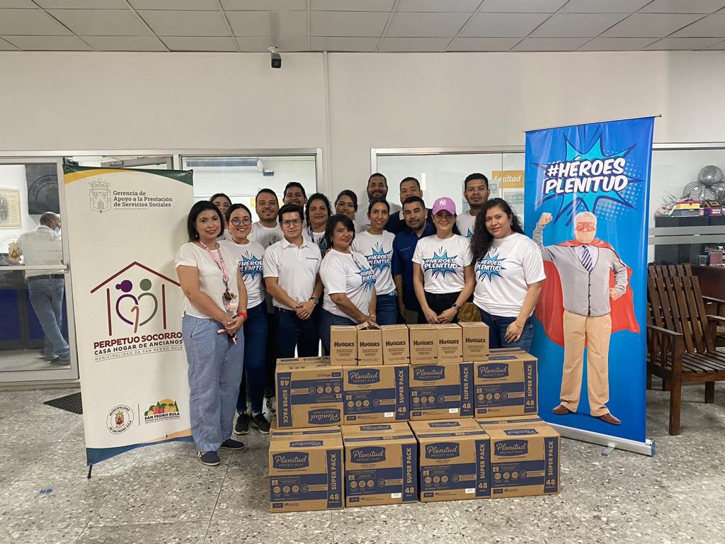 Grupo de voluntarios de campaña “Héroes Plenitud”