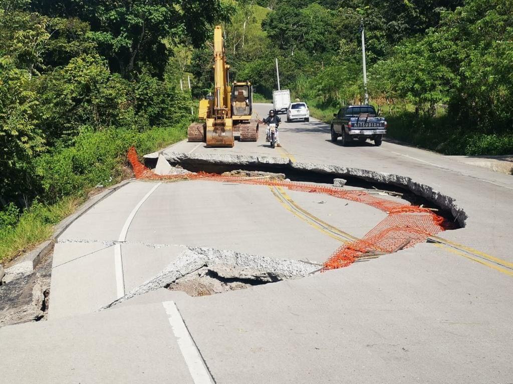 Hundimiento de la carretera en la falla conocida como “El Mal Paso” entre Santa Rita y Copán Ruinas.