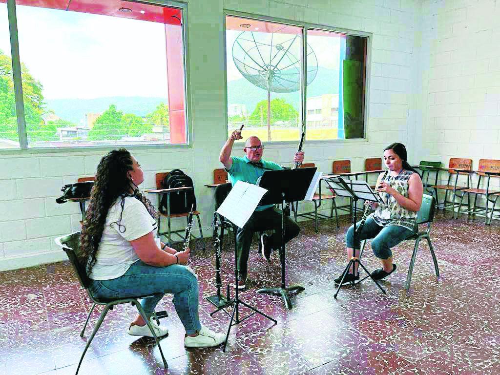 A través de becas, músicos impulsan nueva generación de oboístas en San Pedro Sula