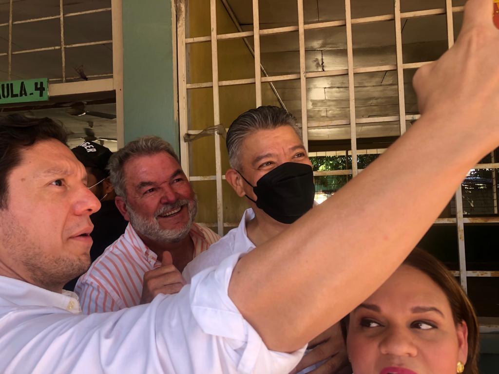 Roberto Contreras, junto a Omar Menjivar y Julio Montessi, candidatos a vicealcalde y primer regidor en la planilla municipal de San Pedro Sula.