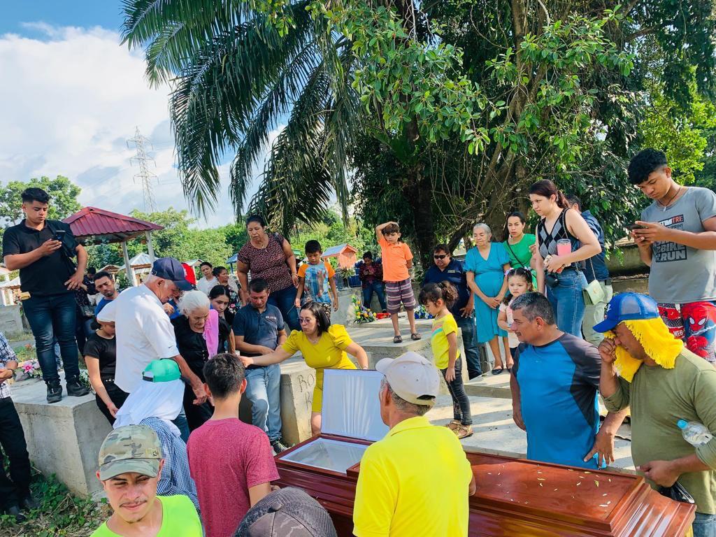 Familiares de José Luis Melgar en el entierro en Puerto Cortés.