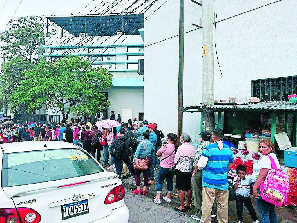 Siguen largas filas de pacientes buscando citas en el IHSS