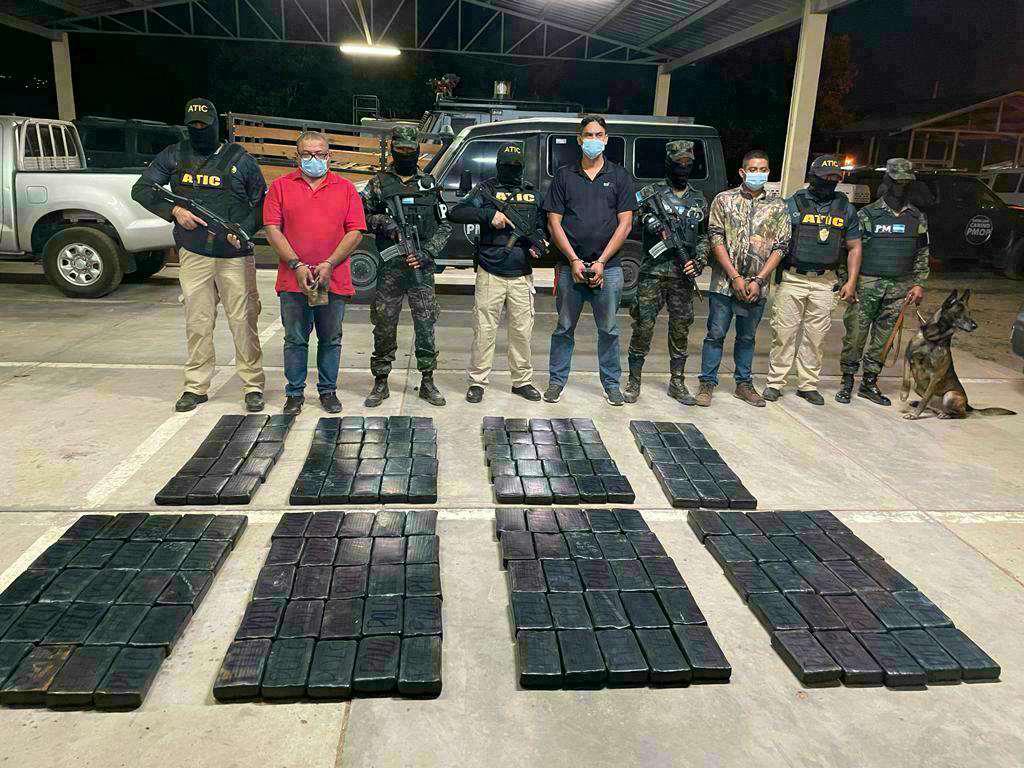 En piso de camioneta hallan 180 kilos de cocaína que llevaban a la capital
