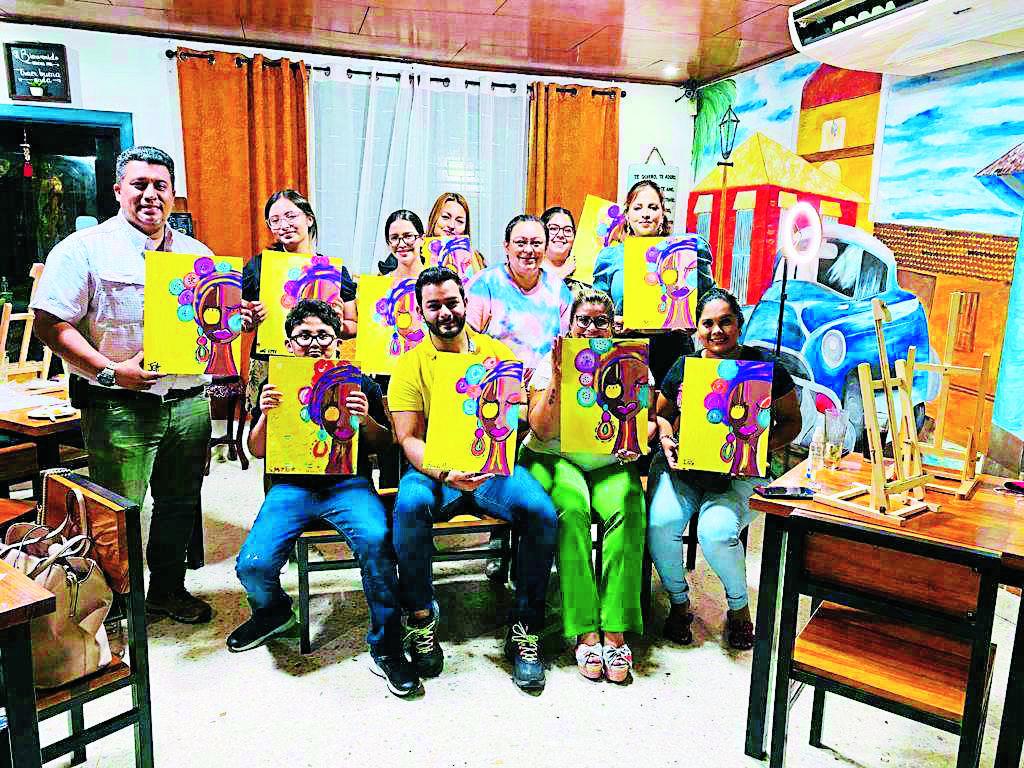 Un grupo de sampedranos posan con las obras que crearon en la sesión de arteterapia de Detox Creativo.