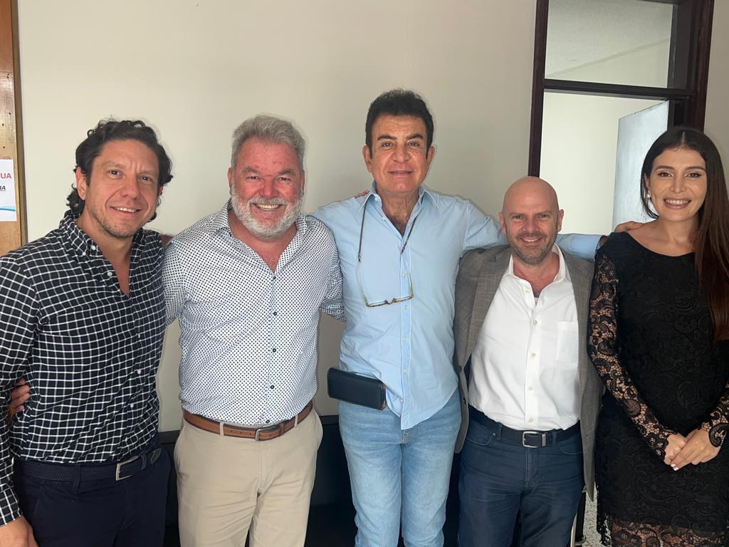 Julio Montessi, Roberto Contreras, Salvador Nasralla, Pedro Barquero e Iroshka Elvir.