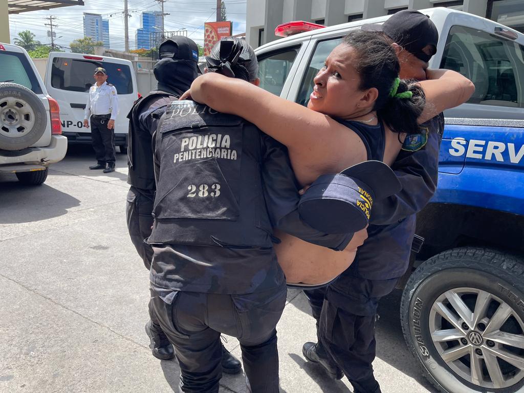 Mujer siendo socorrida por elementos de la Policía.