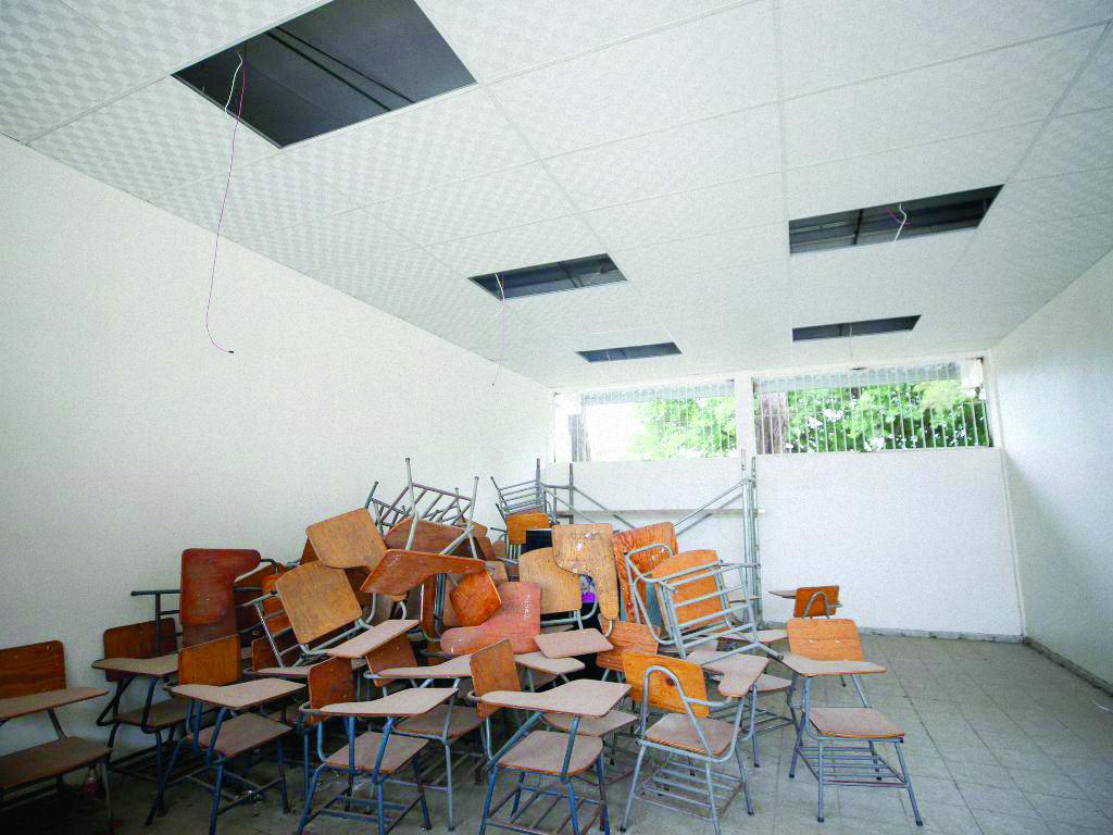 $!Con pupitres destruidos apilados en una especie de montaña se encontrarán muchos estudiantes en su inicio de clases. Fotos: Andro Rodríguez
