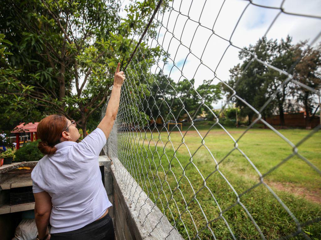 $!La directora del Jardín Amílcar Rivera Calderón muestra la falta de concertinas en el muro construido en el centro educativo.