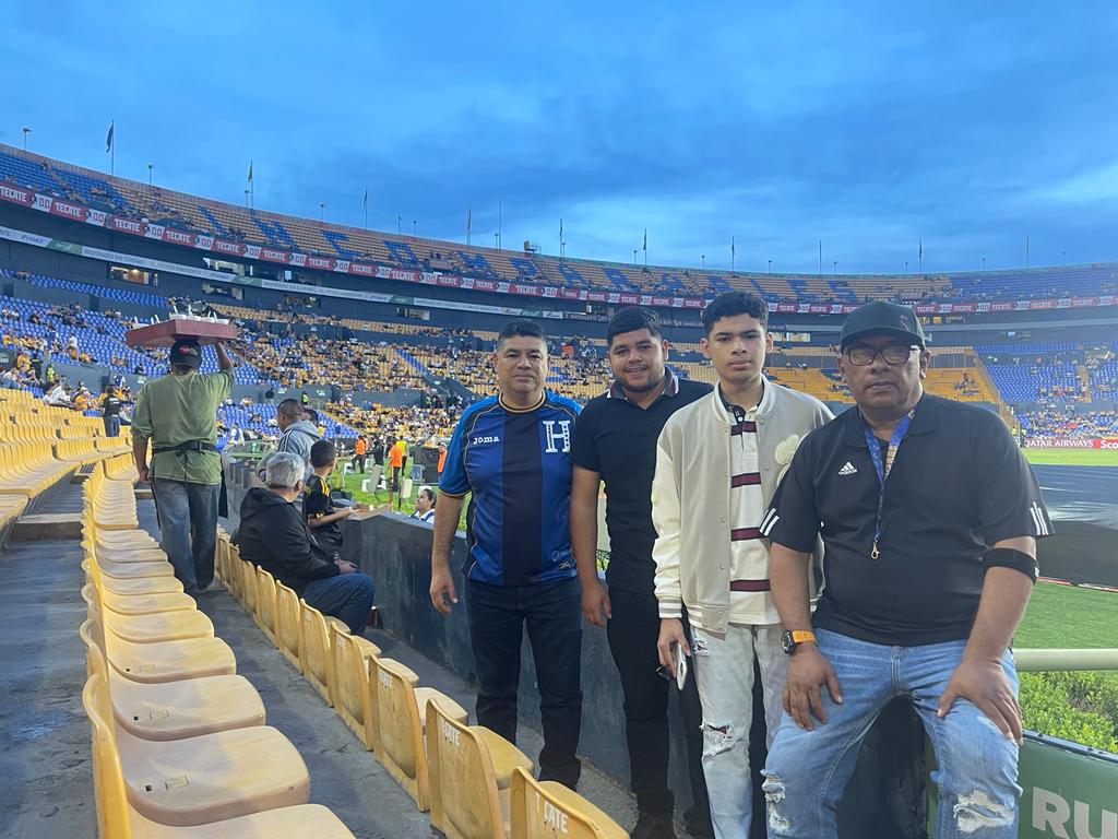 Hondureños presente en el estadio de los Tigres.