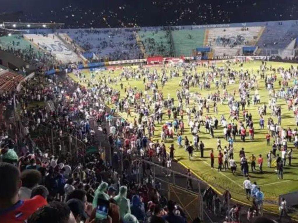 $!Aficionados invadiendo una cancha hondureña tras la culminación de un partido de fútbol.