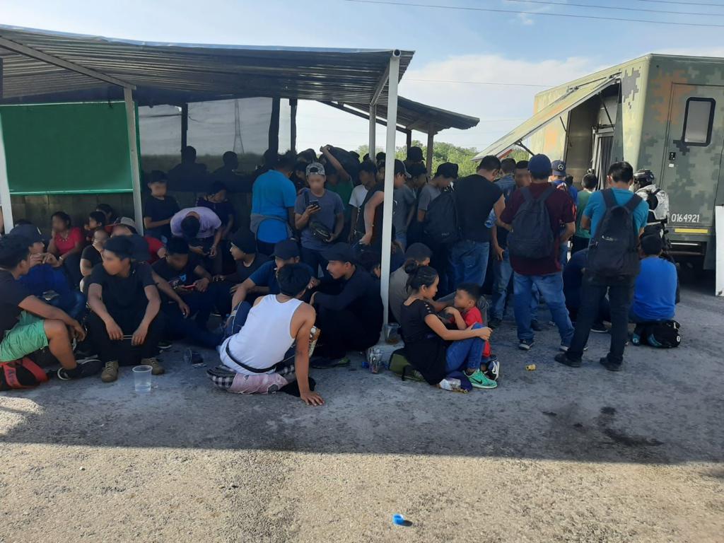 Hallan a migrantes hondureños hacinados en un tráiler en México