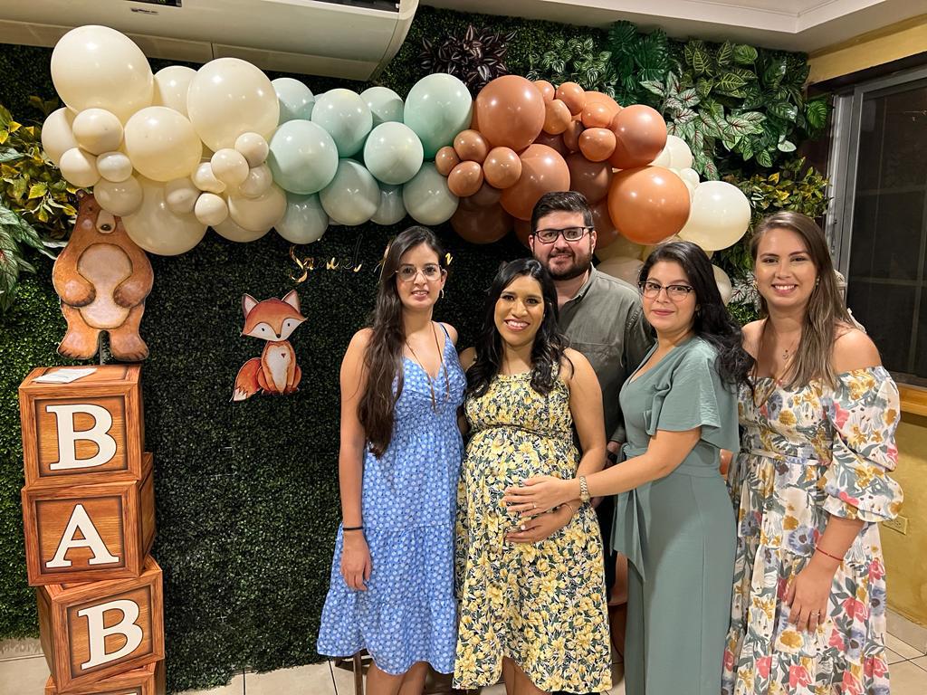 Valerie Peralta de Tróchez es agasajada por su baby shower