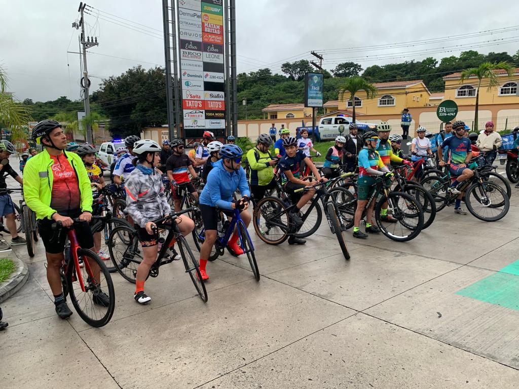 Competidores reconocen ruta previo a la Vuelta Ciclística de El Heraldo